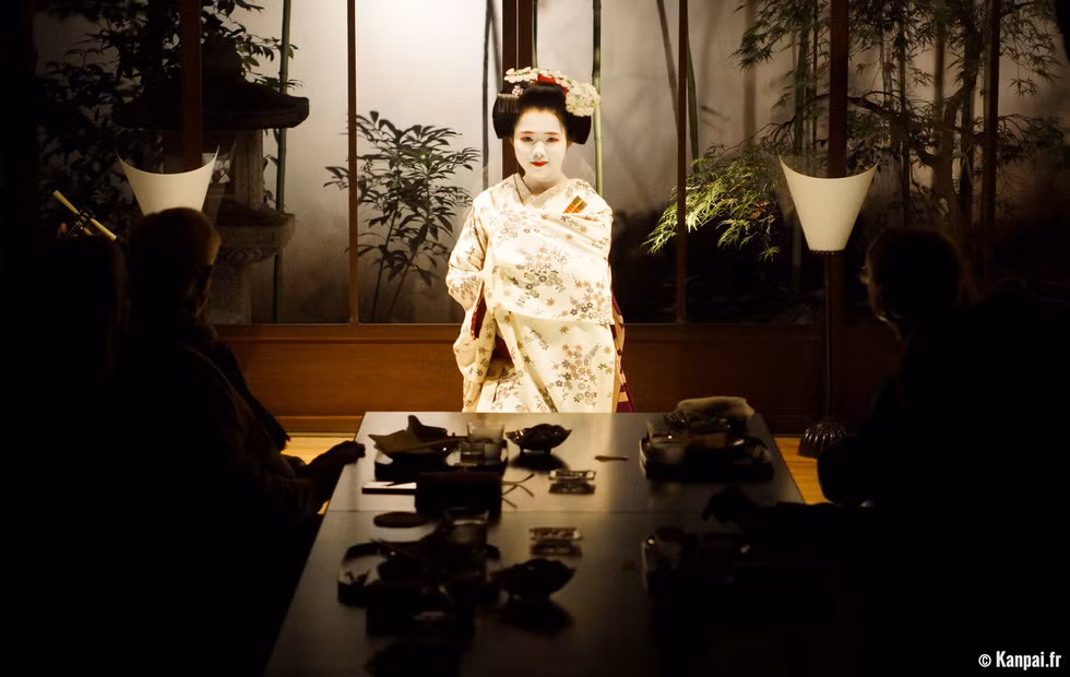 Điểm nổi bật dễ nhận biết ở một geisha là việc gương mặt được trang điểm màu trắng. Màu sắc này khiến họ trở nên nổi bật và nhìn đẹp hơn dưới ánh nến khi biểu diễn. Việc trang điểm gương mặt màu trắng sứ được cho là có từ thời kỳ Heian (794-1185 sau Công nguyên), và chịu ảnh hưởng của văn hóa Trung Quốc Ảnh: KANPAI.