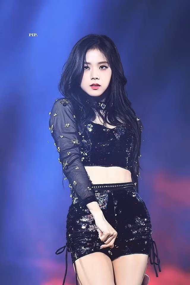 Từng bị chê nhạt, Jisoo giờ đây chỉ chuộng đen trắng vẫn gây sốt - Hình 11 Tung bi che nhat, Jisoo gio day chi chuong den trang van gay sot-Hinh-11