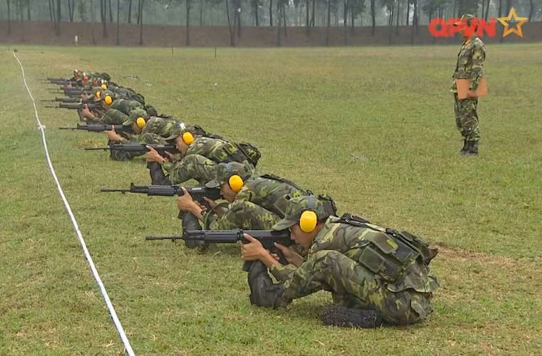 Trong ảnh, các xạ thủ đội bắn súng Quân đội Nhân dân Việt Nam huấn luyện bắn FN FNC tại trường bắn Miếu Môn.