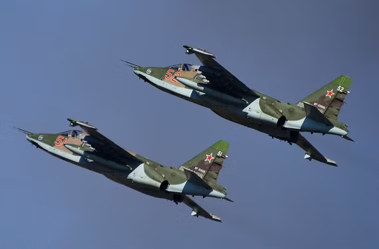 Biên đội cường kích Su-25 làm nhiệm vụ chi viện hỏa lực.