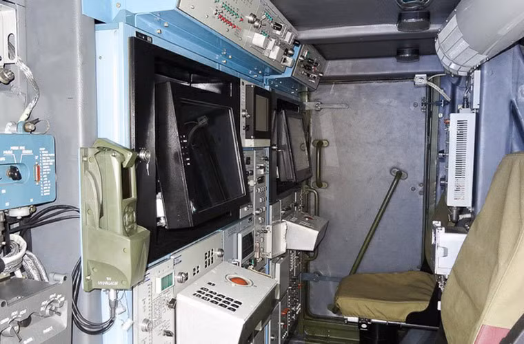 Tor-M2KM được trang bị các phương tiện tính toán và radar hiện đại, cho phép phát hiện và xử lý đến 48 mục tiêu, hiển thị thông tin về 10 mục tiêu nguy hiểm nhất trong số đó và bảo đảm tiêu diệt đồng thời 4 mục tiêu bay. Diện tích mục tiêu mà một module chiến đấu độc lập của hệ thống Tor-M2KM có thể bảo vệ là hơn 200 m2.