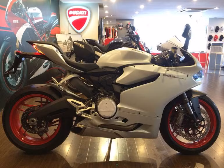 Ducati 899 Panigale 2014 vừa được Ducati Việt Nam nhập hàng chính hãng về một showroom TP.HCM có màu trắng. Có nguồn tin tiết lộ, mẫu xe này về Việt Nam theo đặt hàng của một đại gia ở Hà Nội.