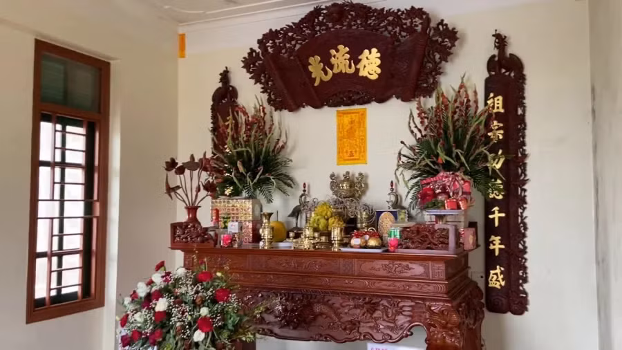 Những loại hoa không nên đặt lên bàn thờ. Đặt hoa tươi lên bàn thờ là tập tục có từ lâu đời bởi hoa tượng trưng cho sự thanh khiết và cao quý, hấp thu linh khí của đất trời nên được coi là thứ không thể thiếu khi làm lễ cúng dâng lên Thần Phật hay ông bà tổ tiên. Tuy nhiên không phải loại hoa nào cũng có thể dâng lên bàn thờ, có những loại hoa là điều cấm kỵ khi bài trí bàn thờ.
