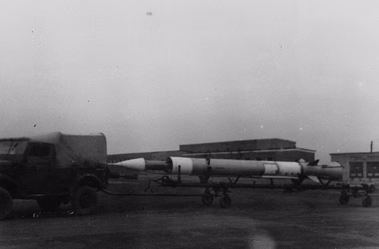 Trong suốt các năm phát triển S-75 Dvina, các nhà khoa học tài ba của Liên Xô tạo ra nhiều loại đạn dành cho hệ thống. Ví dụ như đạn V-750 có tầm bắn 7-29km, độ cao 23km; đạn V-750VM hiện đại hóa; đạn V-750VN tăng tầm bắn tới 34km, độ cao 27km; đạn V-750 tăng tầm tới 66km, độ cao 35km hay đạn V-760V lắp đầu đạn hạt nhân...