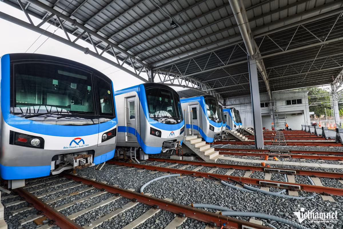 Depot Long Bình bao gồm các tòa nhà vận hành, bảo dưỡng, xưởng chính và bãi đỗ tàu có 30 đường (tương đương 30 đoàn tàu loại 6 toa).