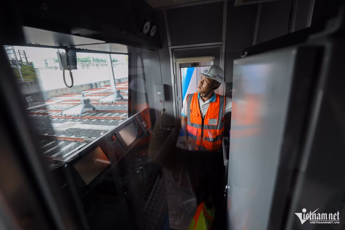 Anh Mai Văn Chánh (quản lý lái tàu metro số 1) thực hiện công tác kiểm tra khu vực buồng lái. Trước khi điều khiển tàu, người lái phải thực hiện quy trình kiểm tra an toàn. Quy trình này phải mất từ 30 - 40 phút mỗi ngày.