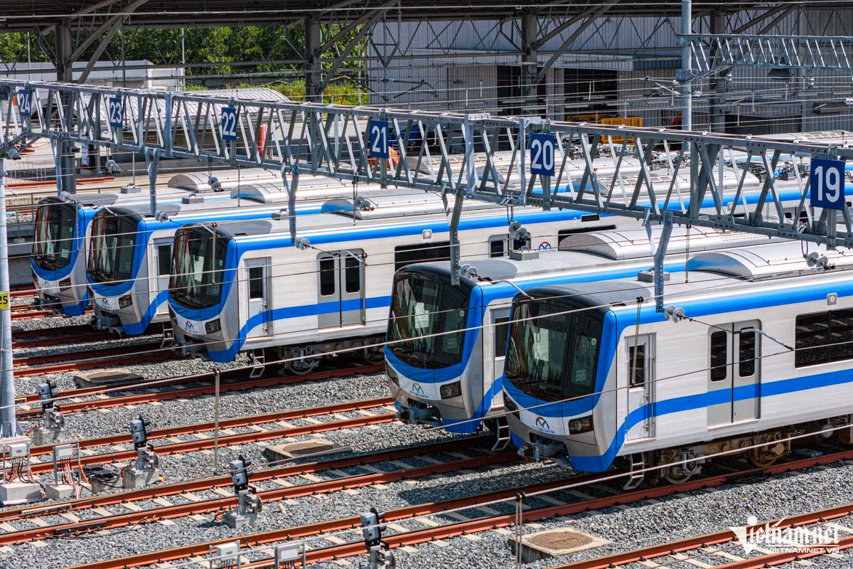 Hiện đã có 17 đoàn tàu tập kết về depot Long Bình để kết nối các thiết bị điện. Mỗi đoàn tàu có thể chở 930 khách bao gồm 147 khách ngồi và 783 khách đứng.