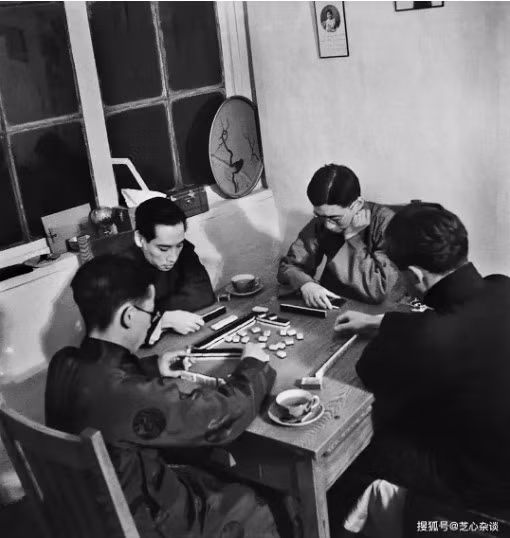 Ngay cả vào những năm 1930, các hoạt động giải trí của mọi người cũng không có nhiều thay đổi. Bốn người đàn ông trong ảnh thuộc tầng lớp trung lưu và họ đang tụ tập chơi mạt chược để giải trí.