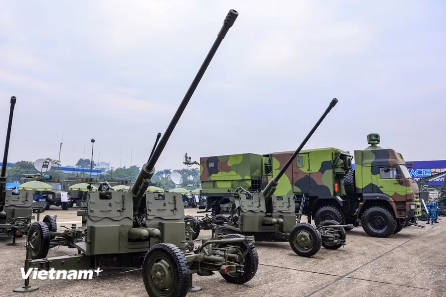 Khu vực trưng bày các loại pháo do Việt Nam sản xuất, cải tiến. Ảnh: Hoài Nam/Vietnamplus.