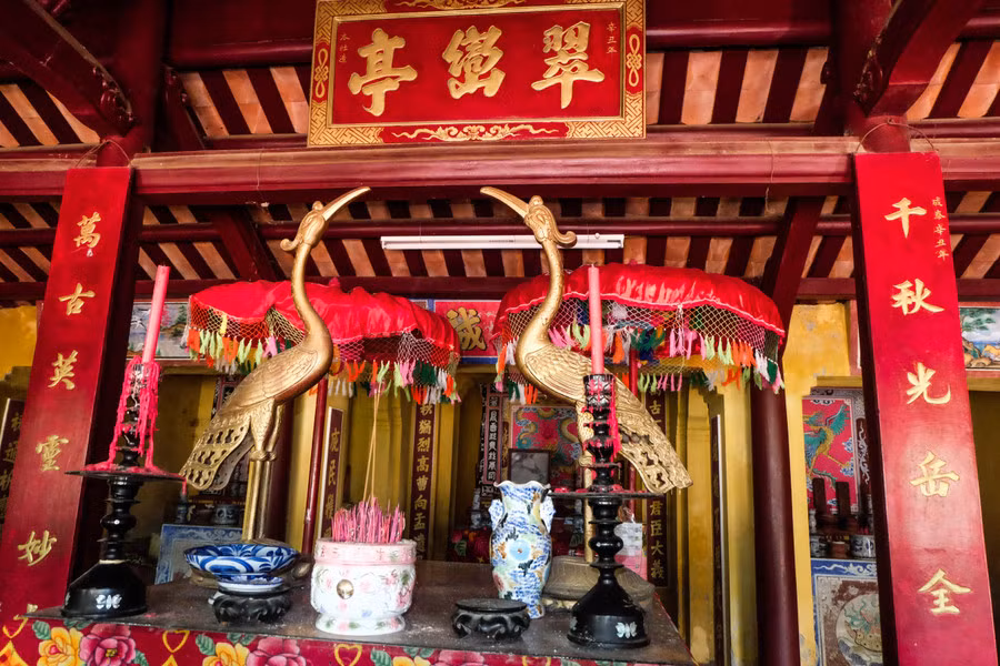 Đi vào trong nội điện và hậu tẩm là nơi thờ cúng, gồm bàn thờ chính, bên tả, bên hữu. Hai bên còn có tả ban, hữu ban. Gian giữa có bàn thờ hội đồng cao hơn các bàn thờ khác, trên bàn có cặp hạc đứng chầu, hai bên có hai dãy lỗ bộ.