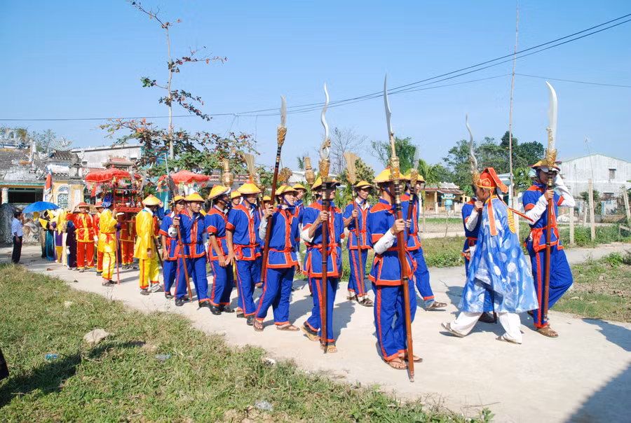 Tương truyền cùng với quá trình khai phá lập làng, nhân dân cũng xây dựng các thiết chế văn hóa tín ngưỡng cổ truyền, trong đó có ngôi làng.