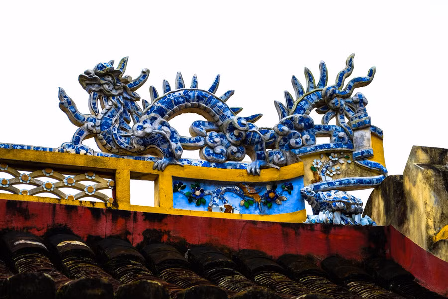 Phía đầu hồi, từ cột cái tỏa ra các kèo đấm, quyết để tạo thành hai chái như các công trình có vì kèo truyền thống. Trong kiến trúc đình làng Đà Nẵng, kiểu kết cấu này tuyệt nhiên không tìm thấy ở bất kì ngôi đình nào khác.