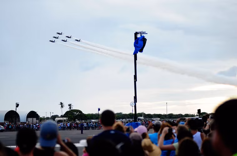 6 chiếc F/A-18 trên bầu trời căn cứ Pearl Harbor – Hickam, nơi đang tụ tập hàng nghìn người dân Mỹ và quốc tế theo dõi triển lãm.