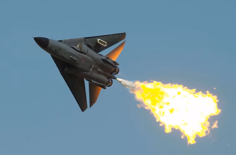F-111 trang bị 2 động cơ phản lực quạt nén TF30-P-100 cho tốc độ tối đa 2.655km/h, tầm bay 5.190km. Nó có khả năng mang tới 14,3 tấn vũ khí (bom, tên lửa) trên 8 giá treo ở cánh và thân, một pháo M61 20mm trong thân. F-111 không được xuất khẩu rộng rãi, nó chỉ được bán cho Không quân Australia và hiện đã ngừng hoạt động từ năm 2010.