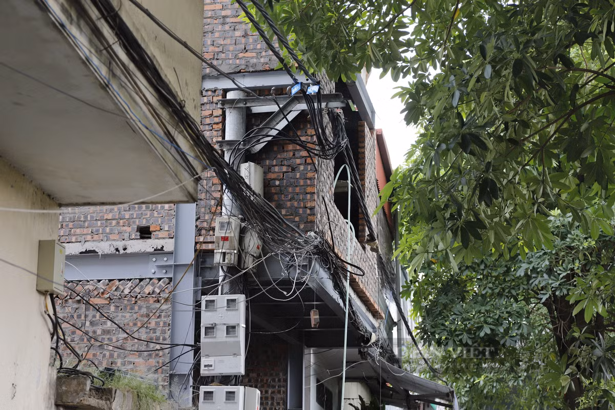Đáng chú ý, ghi nhận của PV Dân Việt sáng 31/7, mặc dù nằm trong diện tích đất dự án Công viên văn hoá Đống Đa nhưng một căn nhà tại đây vẫn ngang nhiên thi công xây dựng.