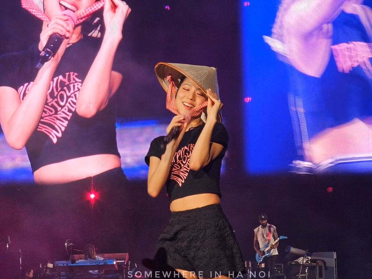 Khoảnh khắc Jennie e ấp đậm chất thôn quê khiến nhiều người ngỏ lời "mời làm dâu miền Tây". Ảnh: FB Somewhere in Hanoi.