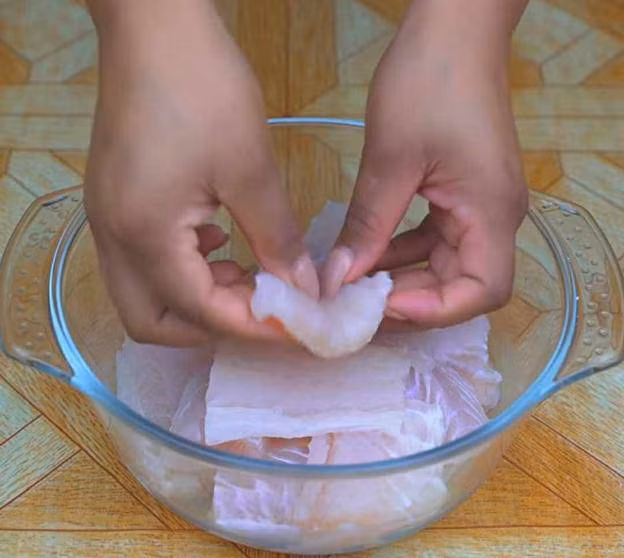 Cách rán cá mới tinh, dễ đến bất ngờ mà không hề bắn dầu Cach ran ca moi tinh, de den bat ngo ma khong he ban dau