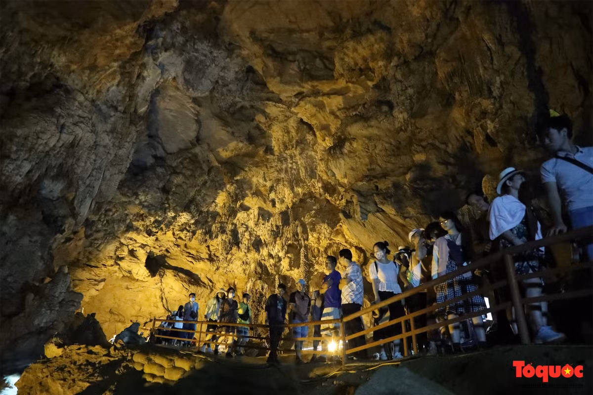Thời điểm tháng 10 đến tháng 4 năm sau, Cao Bằng bước vào mùa khô. Động Ngườm Ngao lúc này không còn nước nên việc di chuyển, thám hiểm của khách du lịch Cao Bằng diễn ra thuận tiện, dễ dàng hơn rất nhiều.
