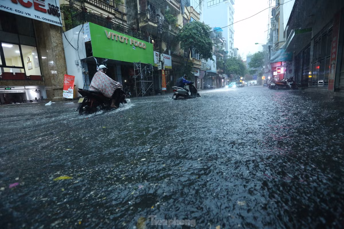 Hình ảnh trên phố Hoàng Văn Thái (quận Thanh Xuân, Hà Nội) chỉ sau 15 phút mưa lớn.