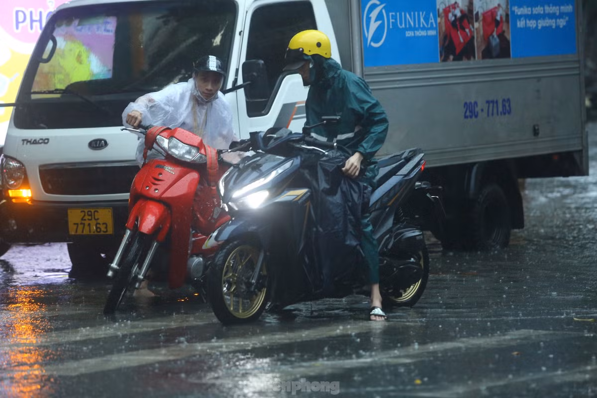 Nhiều phương tiện không thể nổ máy sau khi lao qua "biển nước".