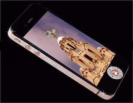 Chiếc điện thoại đắt nhất thế giới. Chiếc điện thoại iPhone 4 Diamond Rose do Stuart Hughes chế tác là chiếc điện thoại đắt nhất thế giới với giá 5 triệu bảng (7.850.000 triệu USD). Viền ngoài của iPhone 4 Diamond Rose được gắn 500 viên kim cương nặng tổng cộng 100 carat. Phần lưng điện thoại được làm bằng vàng và logo quả táo cắn dở cũng được trang trí bằng 53 viên kim cương. Đặc biệt, trên phím home còn có 1 viên kim cương hồng 7,4 carat rất quý giá. Trên thế giới, hiện chỉ có 2 mẫu iPhone đắt đỏ này.