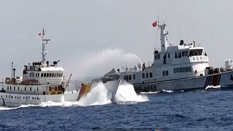 Tàu Trung Quốc phun vòi rồng về phía tàu Việt Nam.