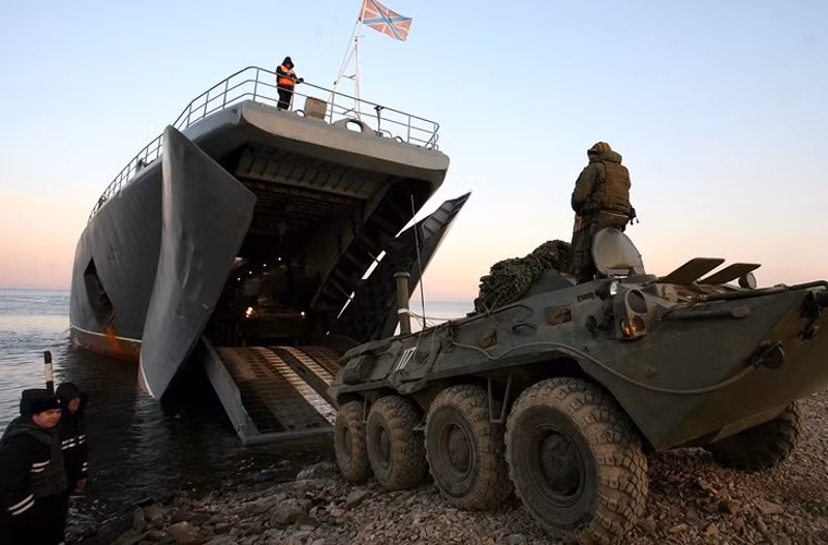 Xe thiết giáp BTR-80 rời cầu đổ bộ “tàu há mồm” thuộc Project 775.