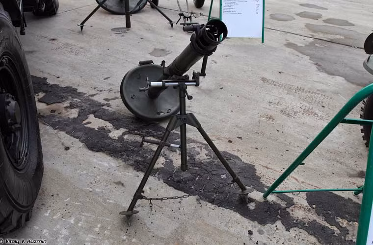 2B14 nặng 41,88kg, kíp pháo thủ 4 người, bắn đạn cỡ 82mm nổ mạnh nặng 3,14kg, tốc độ bắn 24-30 phát/phút với tầm bắn 800m tới 4,27km.