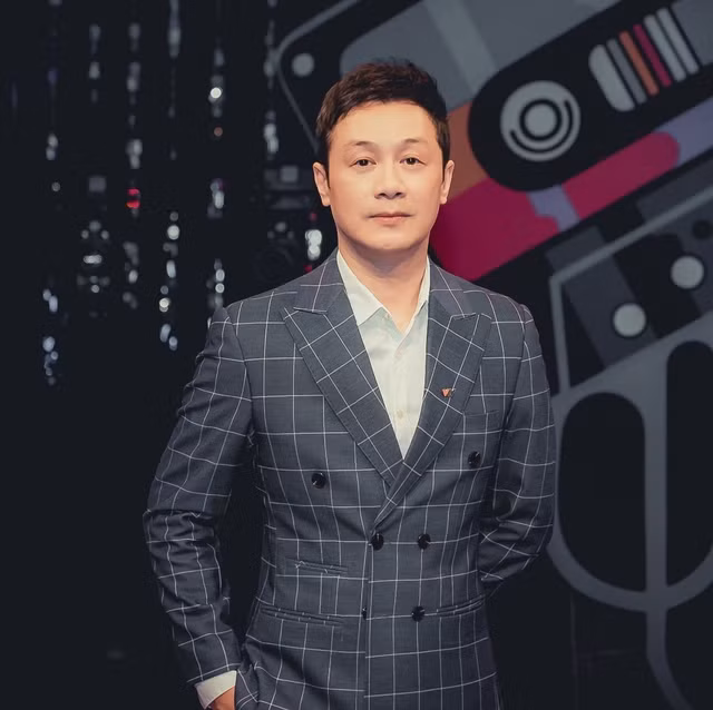 MC Anh Tuan: Hon nhan vien man ben ba xa xinh dep kem 14 tuoi