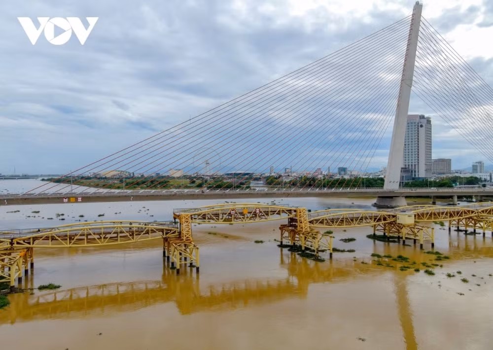 Cầu đi bộ Nguyễn Văn Trỗi - điểm nhấn du lịch đêm Đà Nẵng Cau di bo Nguyen Van Troi - diem nhan du lich dem Da Nang
