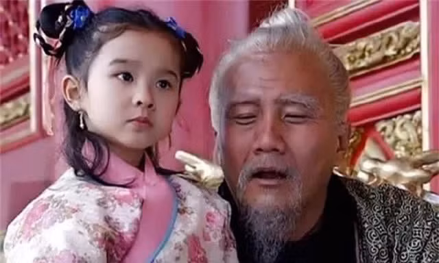 Công chúa 3 tuổi nói 2 câu gì giúp mẹ không bị bồi táng? - Hình 3 Cong chua 3 tuoi noi 2 cau gi giup me khong bi boi tang?-Hinh-3