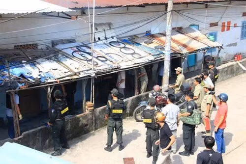Hơn 20 CSCĐ đã ném trái cay, đạp cửa phòng để bắt giữ hung thủ, giải cứu an toàn con tin.