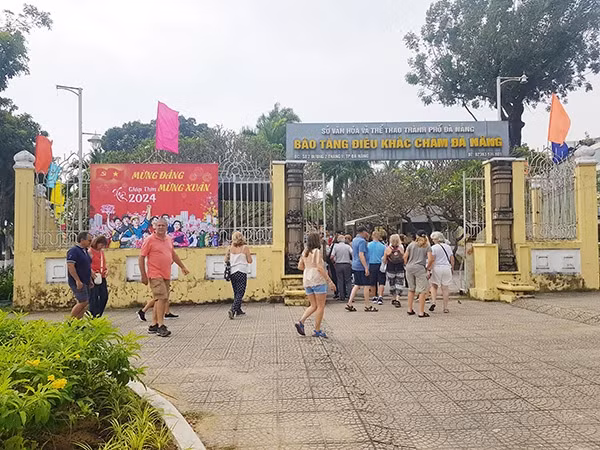 Da Nang don hon 400 ngan luot khach dip Tet Giap Thin 2024