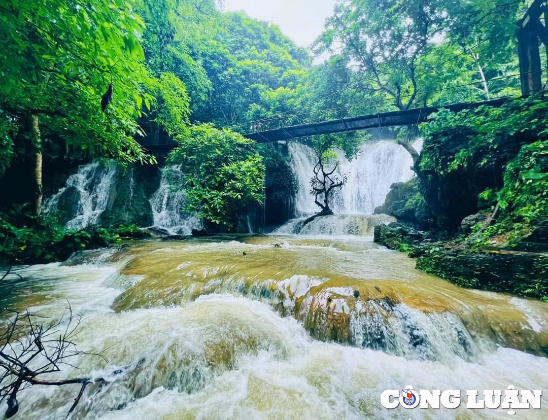 Kham pha ve dep tua tranh ve cua thac Voi xu Thanh