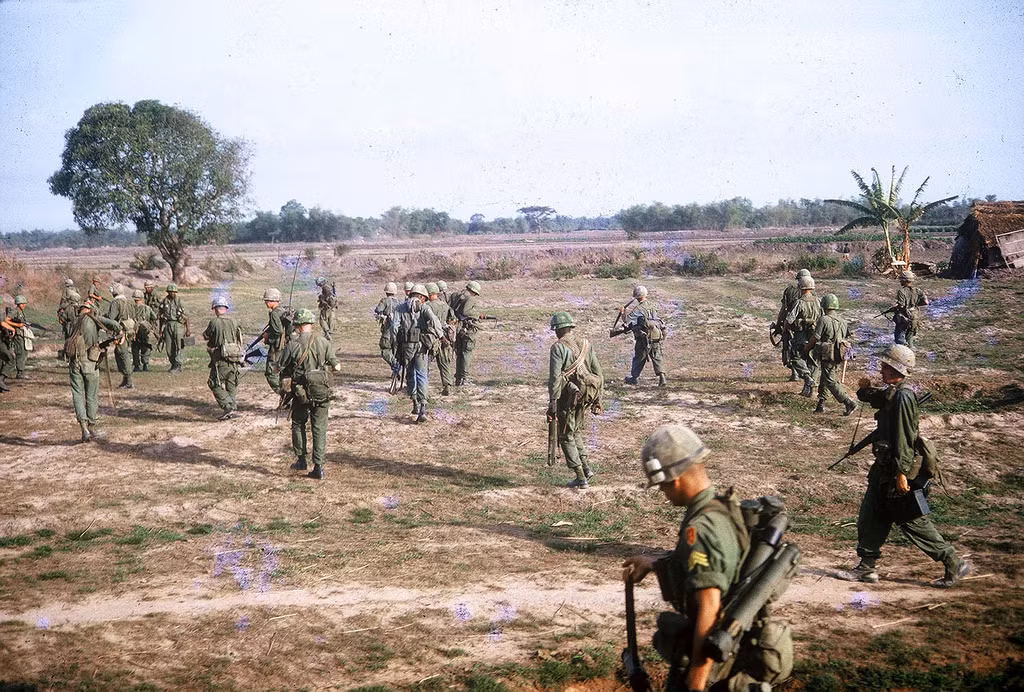 Lính Mỹ trong một cuộc càn quét Hố Bò, Củ Chi năm 1966.