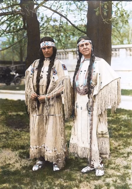 Hai phụ nữ người Mỹ bản địa này đến Washington DC vào năm 1924 nhân dịp Đạo luật công dân Anh-điêng mới được ký kết. Ảnh: Royston Leonard.