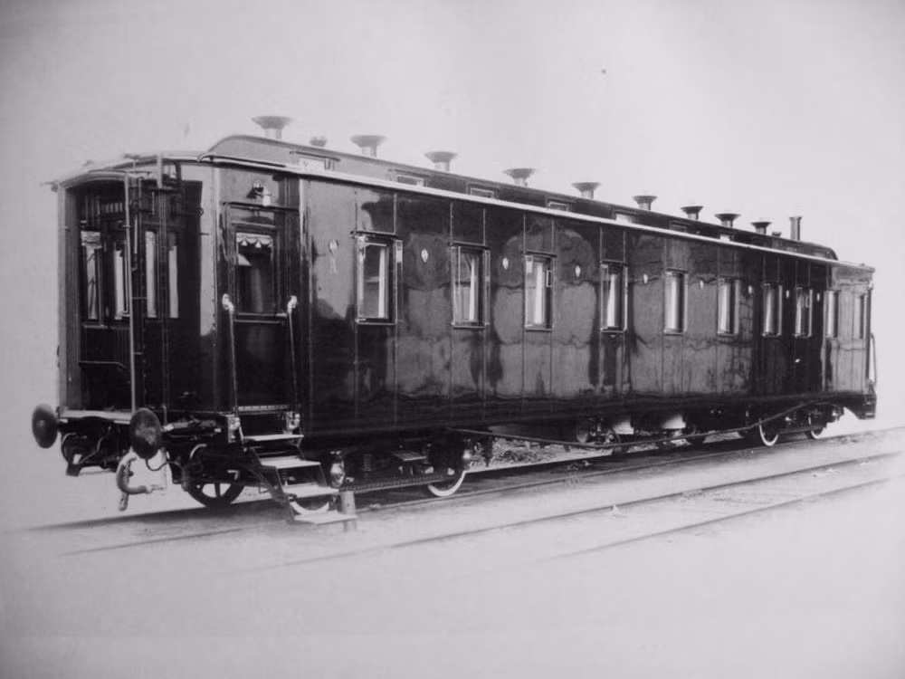Toàn cảnh một tòa tàu. Đoàn tàu đã bị phá hủy hoàn toàn sau cuộc nội chiến Nga 1917-1922 và cuộc xâm lược của Phát xít Đức năm 1941.