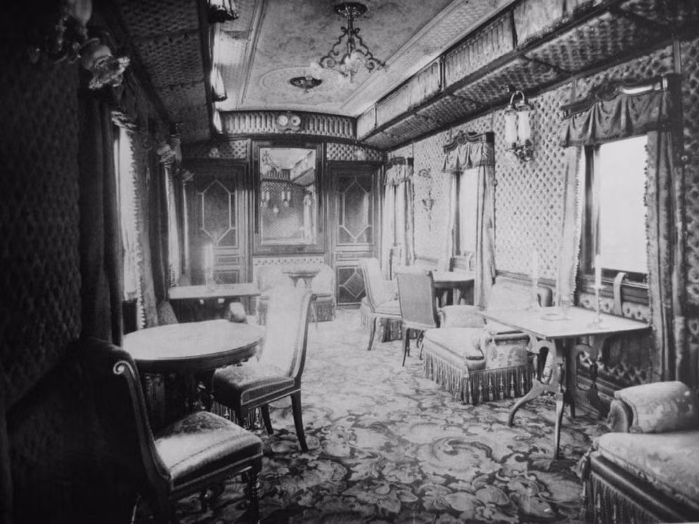 Phòng uống rượu có đồ nội thất làm bằng gỗ gụ phong cách Art Nouveau. Mặt sàn trải thảm sang trọng.