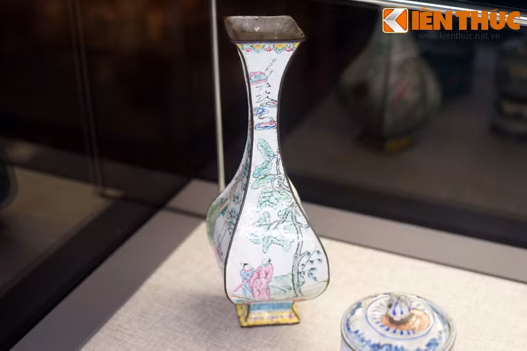Về tên gọi pháp lam, một số nhà nghiên cứu cho rằng tên này có nguồn gốc từ "pháp lang sa", nghĩa là nước Pháp (Française). Do kiêng húy Thượng Vương Nguyễn Phúc Lan (1635-1648) nên nhà Nguyễn cho gọi chệch là "pháp lam". Ảnh: Bình hoa pháp lam.