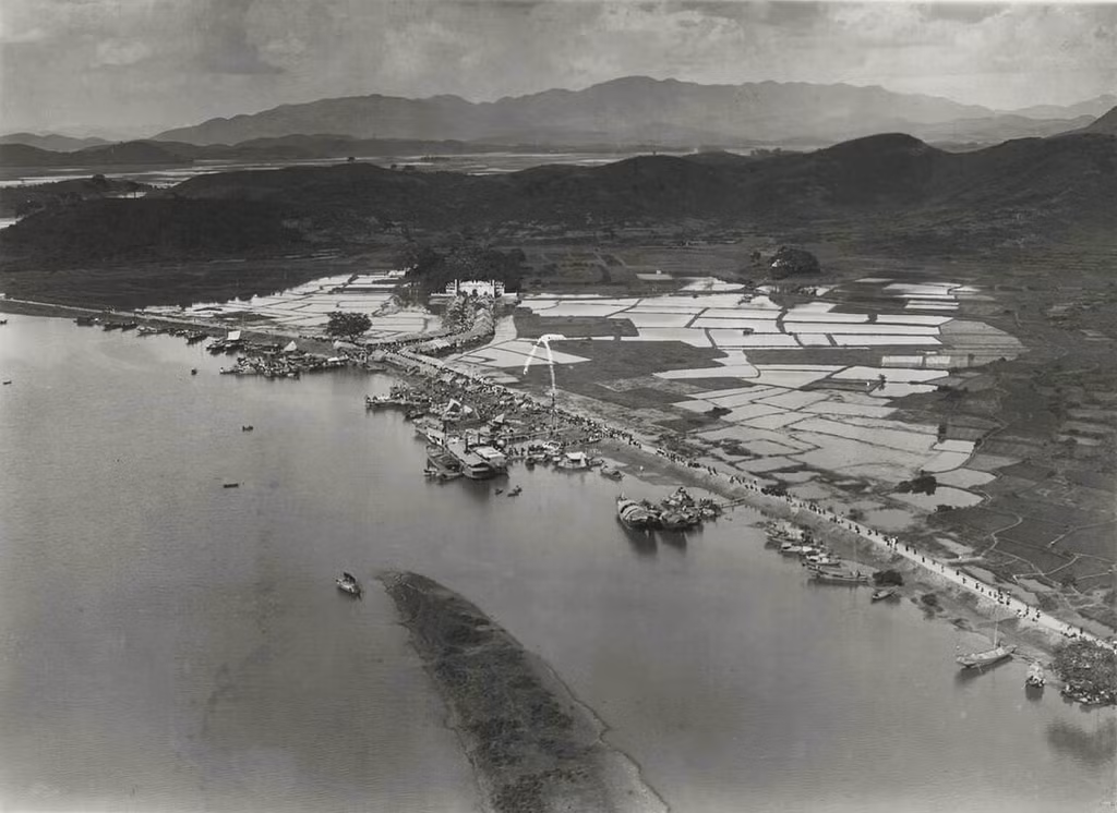 Sông Thái Bình đoạn chảy qua đền Kiếp Bạc, phía dưới là cồn Kiếm, thập niên 1920. Ảnh tư liệu.
