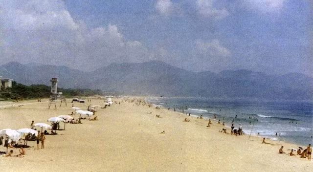 Toàn cảnh bãi biển ở Hamhung. Ảnh: Retro DPRK.