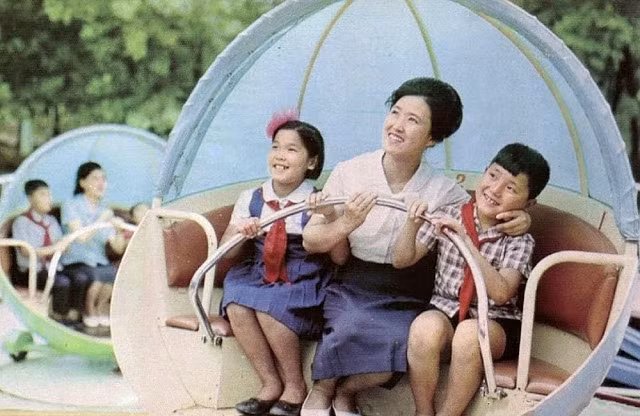 Các gia đình vui chơi tại khu giải trí Taesongsan, gần Bình Nhưỡng. Ảnh: Retro DPRK.