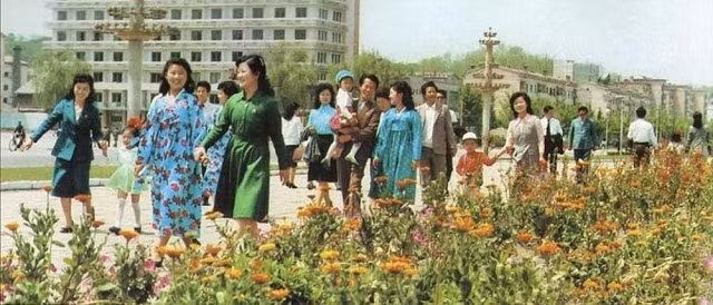 Phụ huynh và trẻ em tham dự Trại hè quốc tế Songdowon, được tổ chức tại Bình Nhưỡng năm 1989. Ảnh: Retro DPRK.
