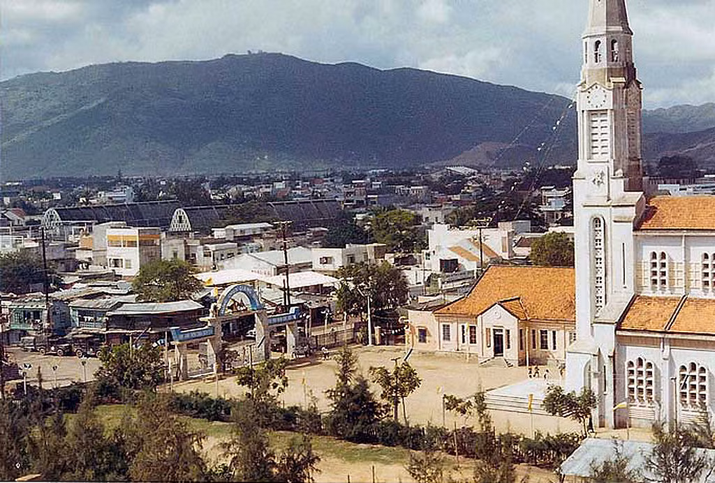 Khu vực trung tâm thị xã Quy Nhơn năm 1965. Bên phải là nhà thờ Chính tòa Quy Nhơn, còn gọi là nhà thờ Nhọn. Ảnh: Warren Balish.