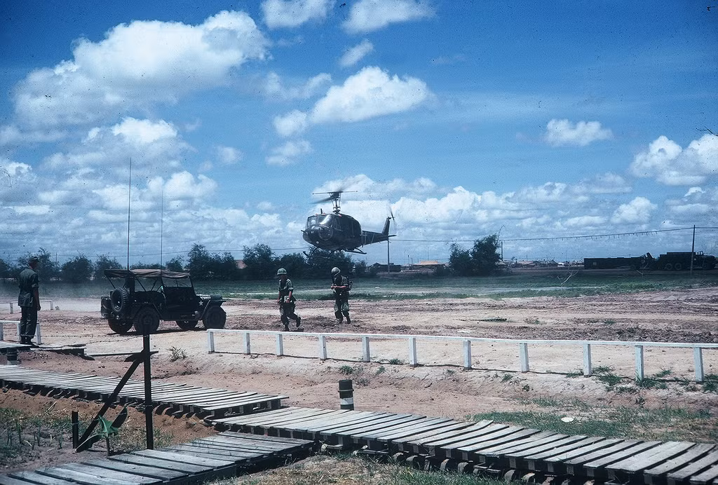 Trực thăng Mỹ đáp xuống căn cứ Củ Chi.