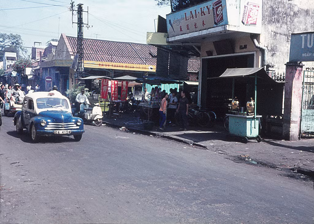 Quầy giải khát ở đường Triệu Quang Phục cạnh ngã tư Nguyễn Trãi - Triệu Quang Phục, Chợ Lớn năm 1970. Ảnh: Sandy1618.