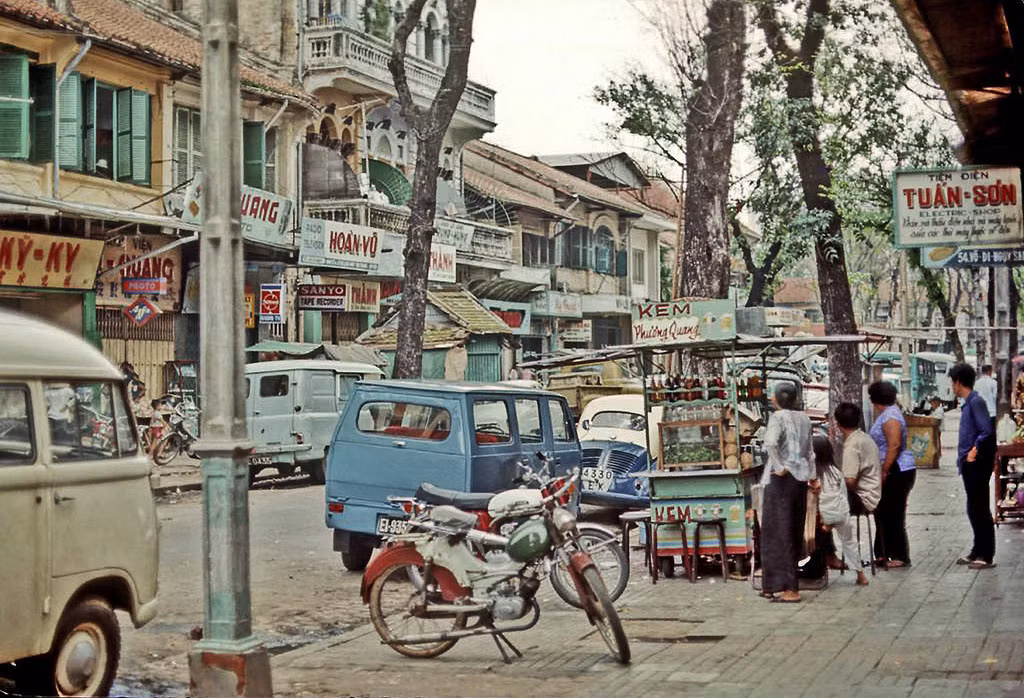 Quầy giải khát trên đường Võ Di Nguy, nay là đường Phan Đình Phùng, Sài Gòn năm 1968-1969. Ảnh: Vietnamsoldier.com.