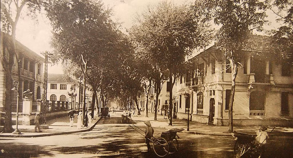 Đường De Lagrandière nhìn từ ngã tư Catinat - De Lagrandière, Dinh Thượng thư Nội vụ nằm bên trái. Ảnh tư liệu.
