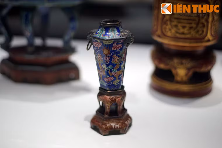 Nghệ thuật pháp lam ở Huế đã phát triển dưới thời các vua Minh Mạng, Thiệu Trị và Tự Đức rồi sau đó thất truyền do các biến động của thời cuộc. Ảnh: Cơi rượu pháp lam.
