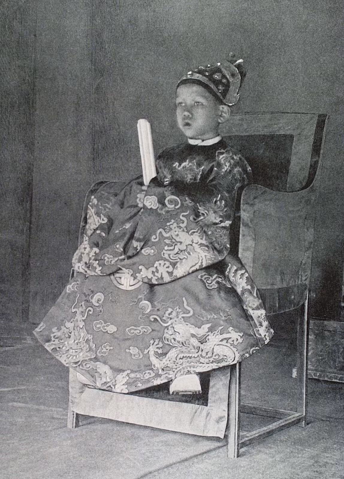 Vua Duy Tân mặc triều phục ngồi trên ngai, năm 1907. Ảnh tư liệu.